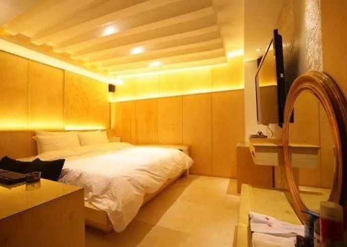 Motel Shinchon Aida 3*
